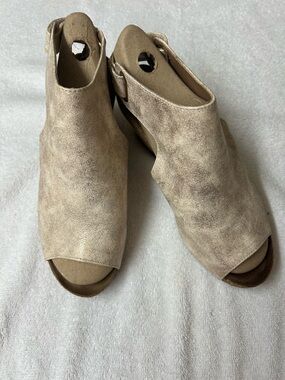 Corky’s Open-Toe Wedge Booties in Metallic Taupe Size 7